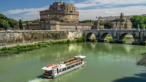 Battello sul Tevere nei pressi di Castel Sant'Angelo