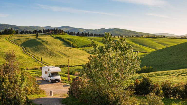 Camper immerso in panorama collinare in Toscana