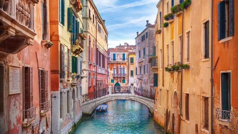 Scorcio di Venezia con case affacciate sul canale