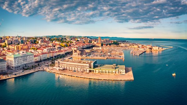 Vista di Trieste dall'alto - partenze Traghetto Trieste