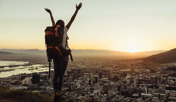 paura di viaggiare da soli - ragazza con zaino vista panoramica