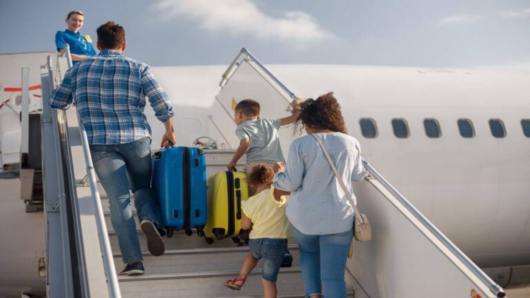 Famiglia con bambini mentre sale in aereo