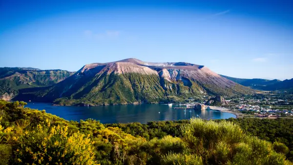 traghetto milazzo isole eolie Vulcano