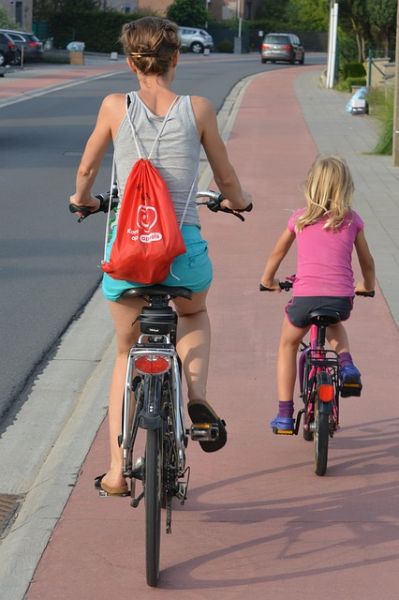 Mamma e figlia su piste ciclabii torino