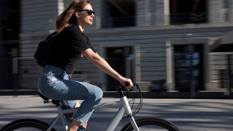 Donna su una delle piste ciclabili Torino