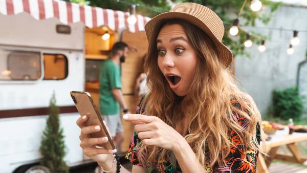 Ragazza con cellulare Vacanze in camper