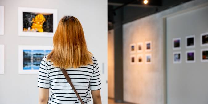 Mostra di fotografia a Roma - ragazza di spalle