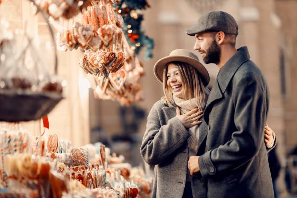 Coppia alle bancarelle dei mercatini di Natale Perugia