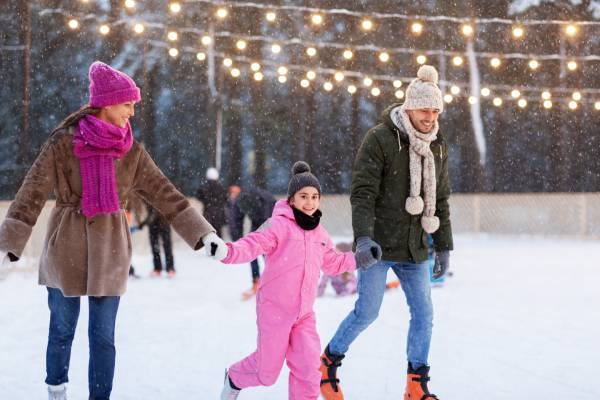 Mercatini di Natale Perugia: famiglia su pista di pattinaggio su ghiaccio