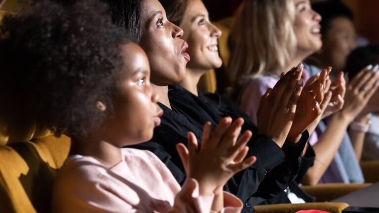 Pubblico a teatro che applaude