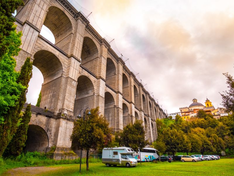 Sosta camper Lazio a Roma vicino ad acquedotto