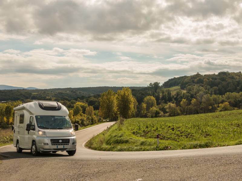 Camper su strada campagna Toscana